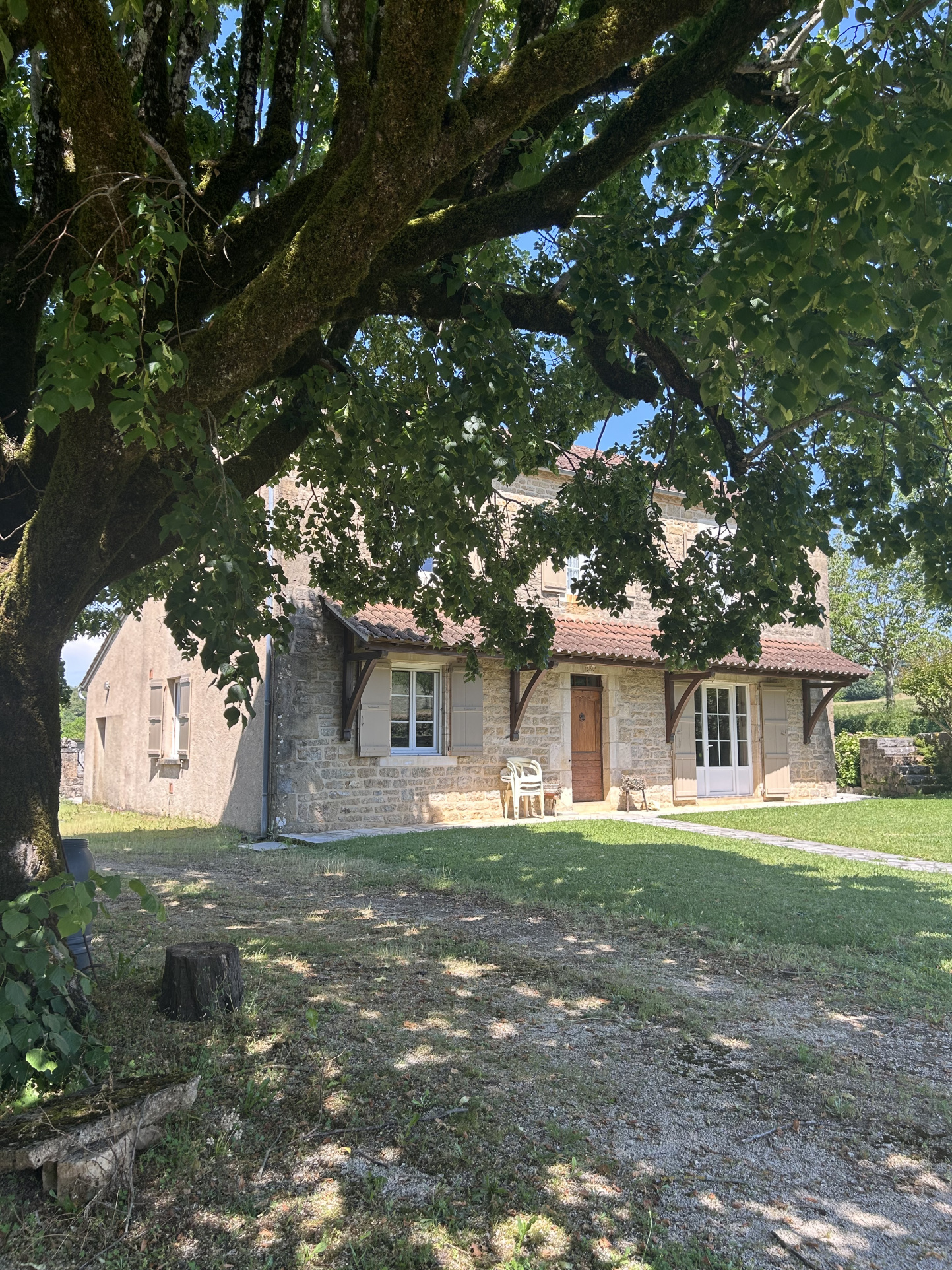 Propriété avec deux maisons, un garage et des dépendances.
