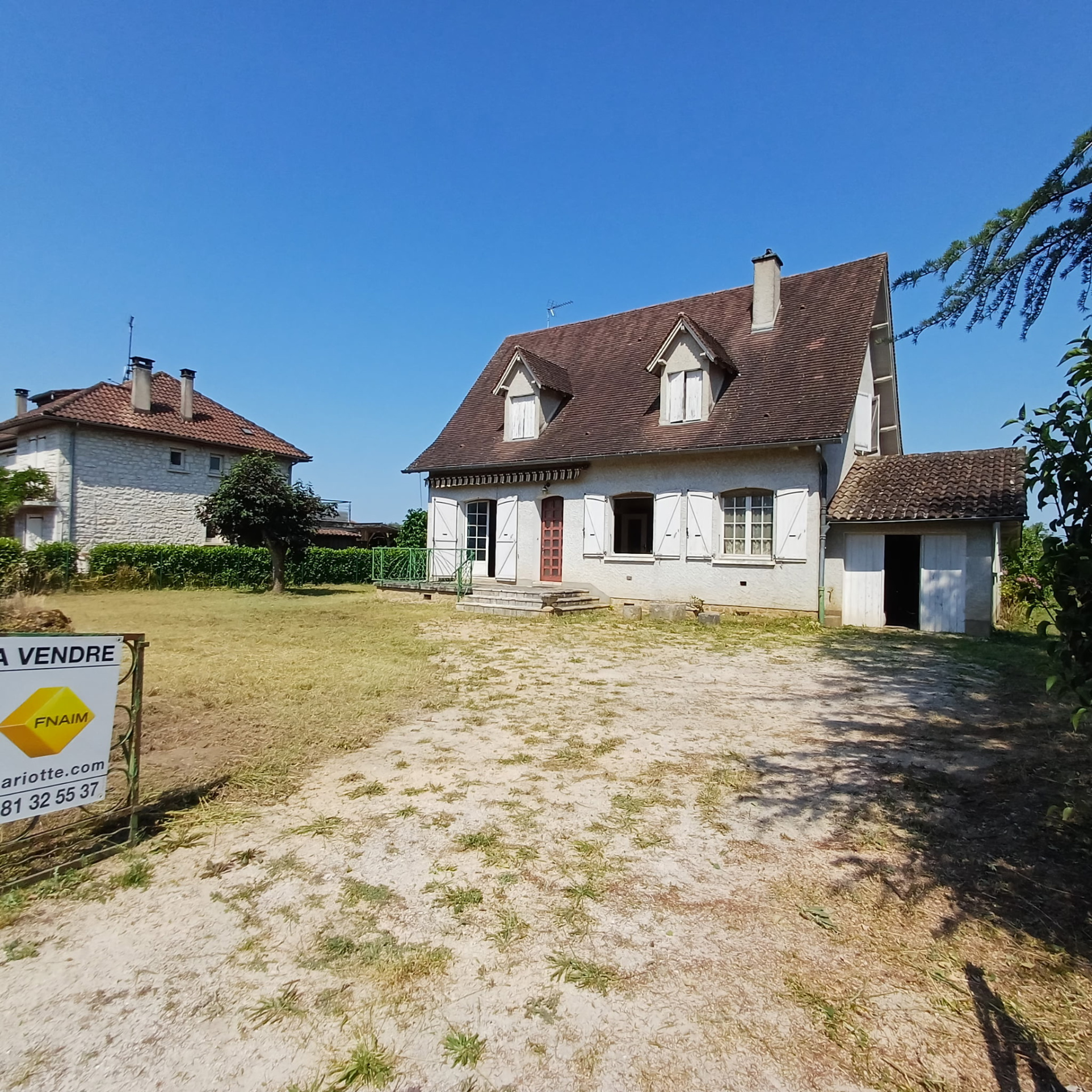 MAISON DE BELLE FACTURE A RENOVER