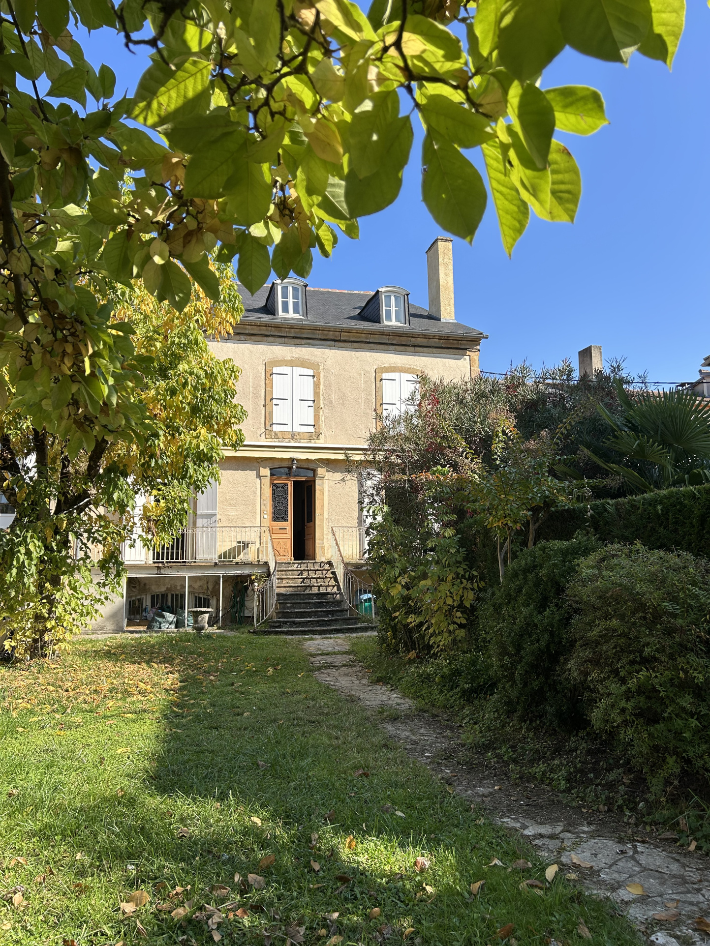 MAISON DE CENTRE VILLE AVEC JARDIN